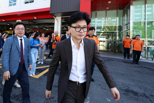 한동훈 국민의힘 대표가 추석을 하루 앞둔 9월16일 오후 서울 종로소방서를 찾아 대원들을 격려한 뒤 이동하고 있다.<연합뉴스 사진>